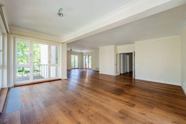 Lichtdurchflutetes Wohnzimmer mit Zugang zum Balko