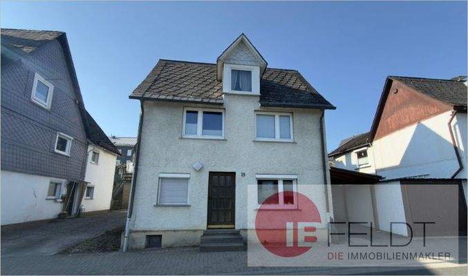 Frontalansicht von Haus und Garage