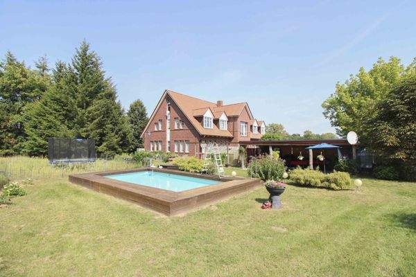 Außenansicht mit Pool