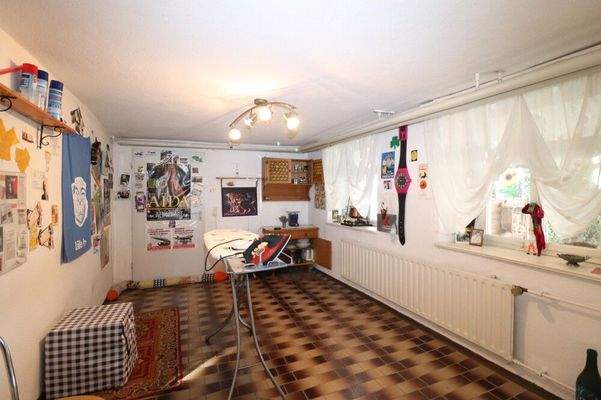 Küche mit Essplatz mit Fenster zur Straße