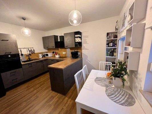 Die Vormieterin möchte bei Interesse gern ihre Einbauküche für 2.500 € verkaufen (ohne Kühlschrank)