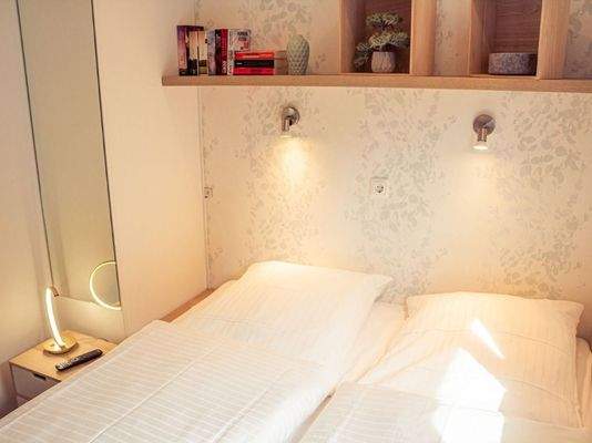 Schlafzimmer mit Doppelbett