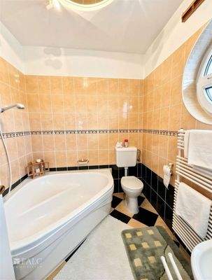 Badezimmer 2 Haupthaus - (KI generiert)