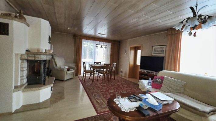 Wohnzimmer mit Kamin