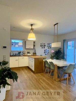 Wohnzimmer mit offener Küche