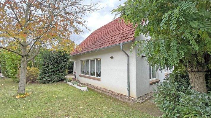 Garten mit Seitenansicht