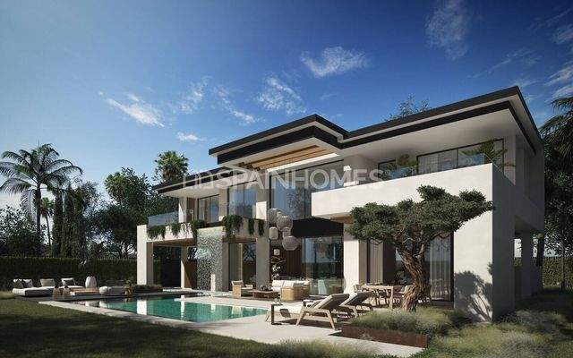 Detached Large Villas Near the Sea in Marbella