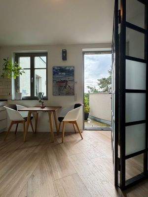 Küche mit Blick auf den Balkon