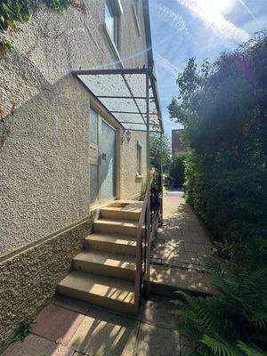 Der Treppenaufgang zur Haustüre von hinten
