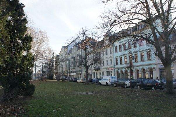 Ansicht auf die Geschäftstraße mit Park