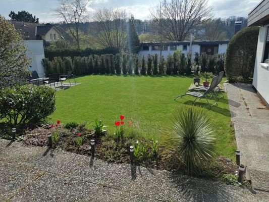 Blick von der Terrasse in den Garten