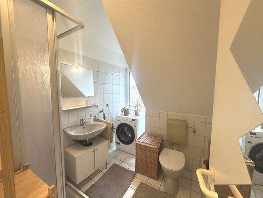 Helles Bad mit Waschmaschine