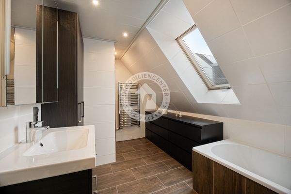 Ein weiterer Blick in das Bad im Dachgeschoss