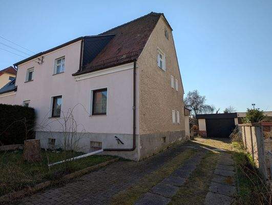 Hausansicht mit Durchfahrt