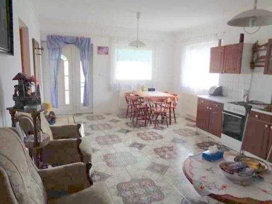 Wohnzimmer mit offener Küche