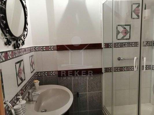 Drei moderne und komfortable Bäder