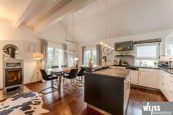 Küche mit Esstisch und Ofen