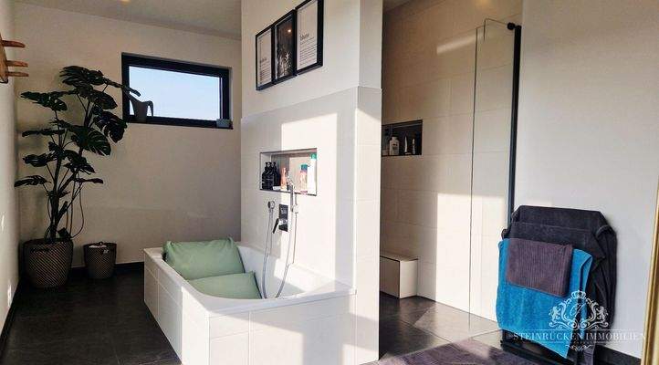 Modernes Masterbad mit edlen Materialien und natürlicher Lichtführung