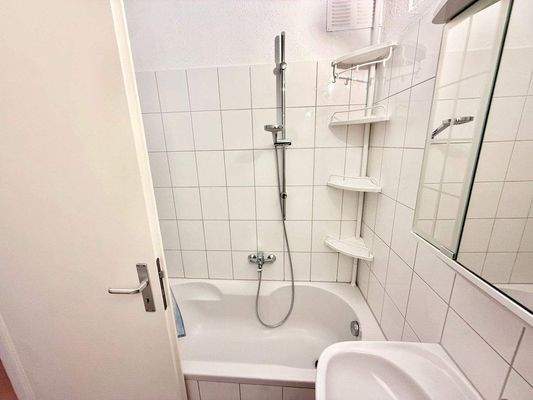 Innenliegendes Badezimmer mit Badewanne ähnlich 2