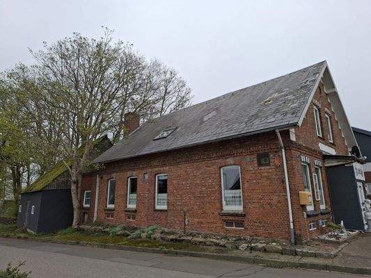 Wohngebäude und Stallgebäude