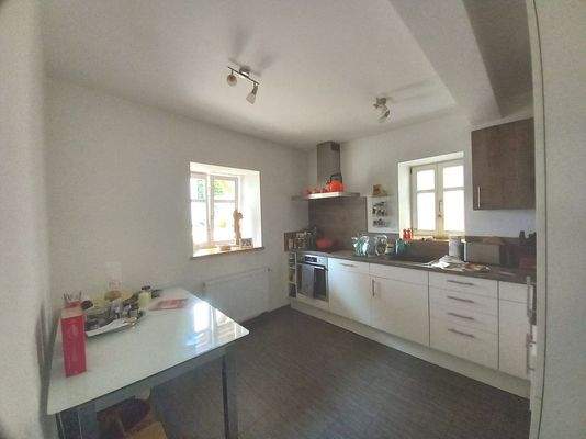 Küche mit Einbauküche