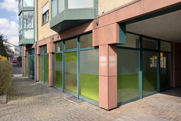 Die Fensterfronten der Gewerbeeinheit verlaufen über 3 Flächen. Hier: Seite und Rückseite