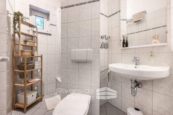 Wohnung 1 - Duschbad mit Fenster