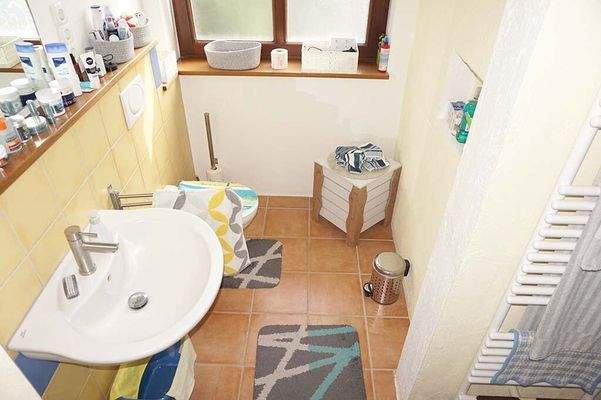 WC und Waschbecken im Badezimmer