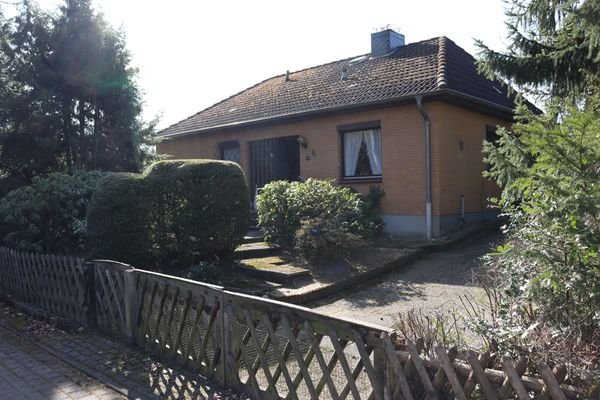 Außenansicht des Haupeingangs und Zufahrt zur Garage