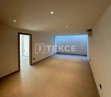 Semi-detached Villa with a Pool Near the Sea in İzmir