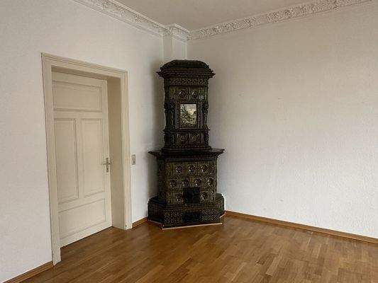 Mittleres Zimmer mit Schmuckkachelofen 