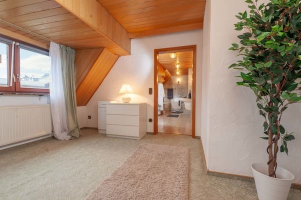 Ankleidezimmer und Zugang zum 2. Tageslichtbad
