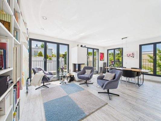 Wohn- und Essbereich mit Kamin und Terrasse