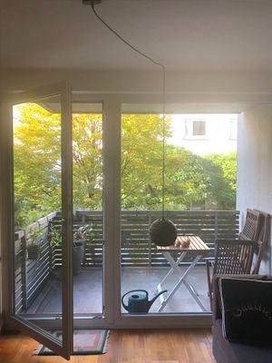 Schöne Fensterfront vom Wohnzimmer zum Balkon