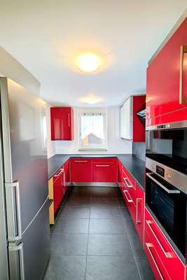 Sehr auffälllige Küche mit eigenem Fenster