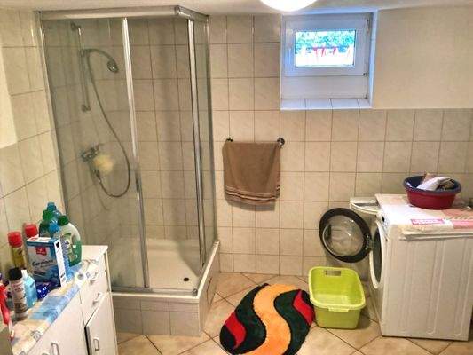 Waschraum im Keller mit Dusche