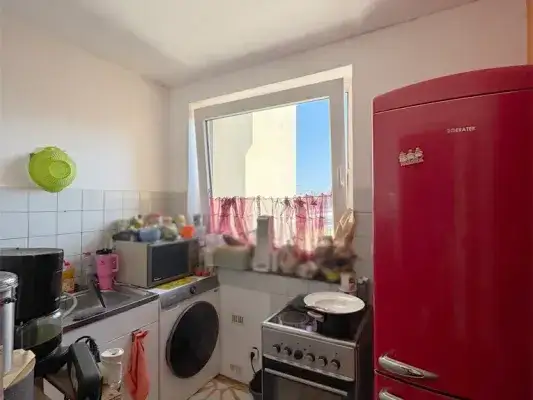 Küche mit separatem Abstellraum