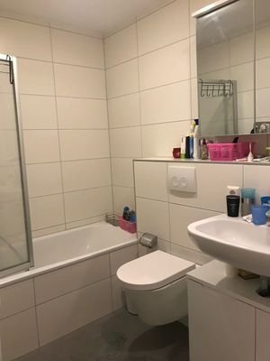 2. Badezimmer mit Wanne.jpg