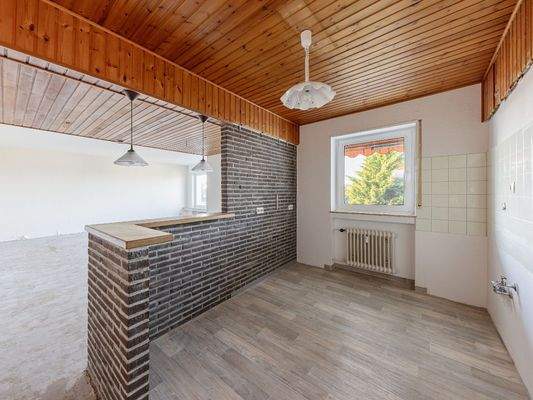 offene Küche mit Blick in den hellen Wohnraum