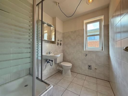 Duschbad mit Fenster und WM-Anschluss