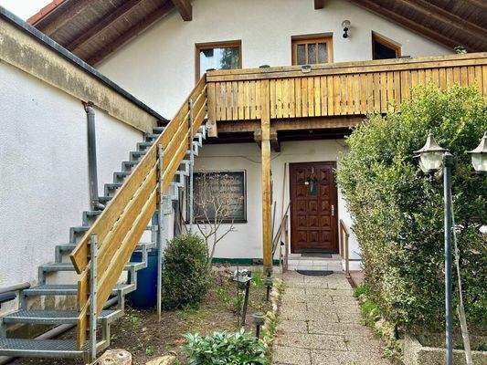 Hauseingang und separter Zugang zum Dachgeschoss