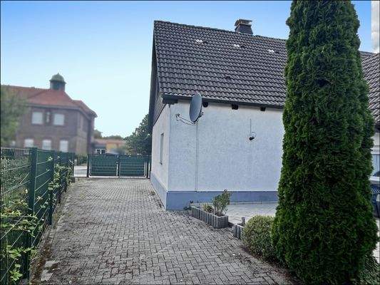 Einfahrt mit viel Platz