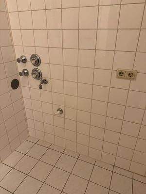 Waschmaschinenanschlusß im Bad