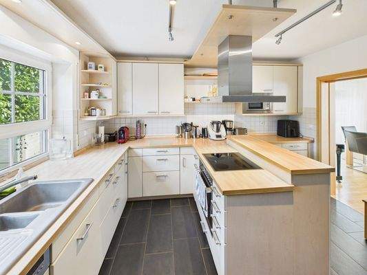 ... mit angrenzender Küche