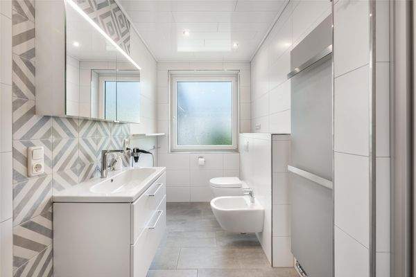 Badezimmer mit Dusche