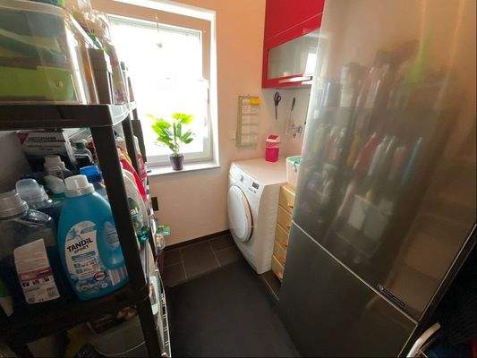 Abstell-/Vorratsraum mit Waschmaschinenanschluss