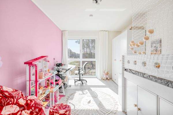 Helles Zimmer mit bodentiefem Fenster und Blick ins Grüne