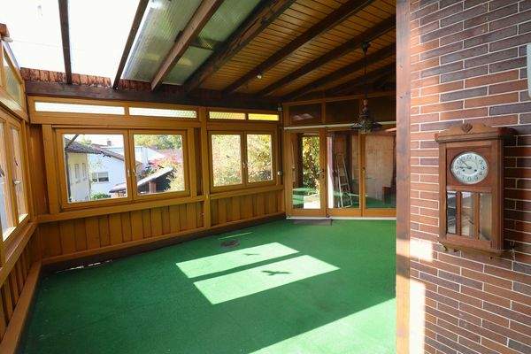 Der gemütliche, helle Wintergarten in der oberen Wohnung