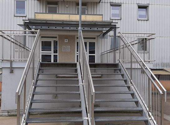 3 Treppe zum Hauseingang.jpg