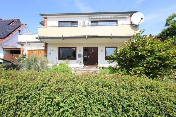 Vorgarten und Hausansicht